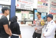 Waspada Anak dan Barang Bawaan, Kapolres Imbau dan Sapa Sejumlah Pemudik di Terminal Poris Plawad