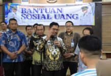 Sachrudin – Maryono Bagikan Bantuan Sosial Uang Menjelang Lebaran