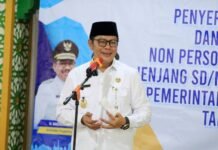 Maryono Serahkan Bantuan Biaya Non Personal Peserta Didik Tahun 2025
