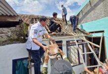 Bupati Tangerang ikut Gotong Royong dan Bantu Renovasi Rumah Tidak Layak Huni Warga Kayu Bongkok
