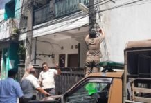 Satpol PP Kota Tangerang Tertibkan Jaringan Kabel Internet yang Manfaatkan Tiang Penerangan Jalan Umum