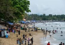Hari Kedua Lebaran, Pantai Anyer Dipadati Wisatawan