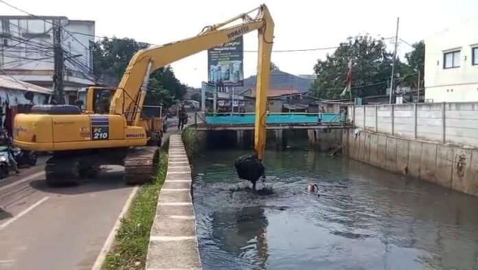 pengerukan sedimentasi aliran sungai di Kampung Bulak Pondok Aren