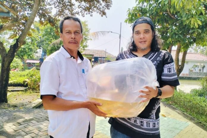 DKP KOTA TANGERANG BERSAMA POKJA WARTAWAN TEBAR BIBIT IKAN 01