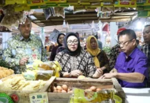 Pastikan Harga Minyak Goreng Stabil, Wabup Intan Operasi Pasar di Tigaraksa