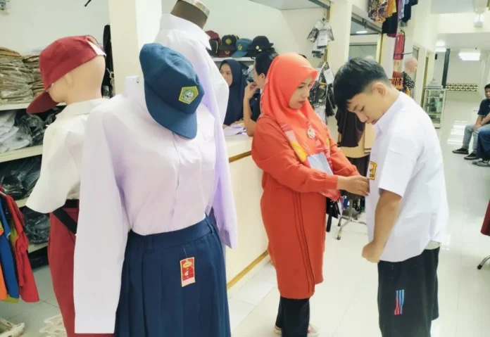 BERBURU SERAGAM SEKOLAH DI PASAR ANYAR