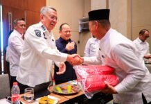 Meriahkan HUT RI ke-80, Pemkot Tangsel Bagikan Ribuan Bendera Merah Putih