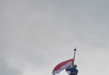 Aksi Damkartan Tangsel, Merah Putih Berkibar Megah di Tugu Pamulang