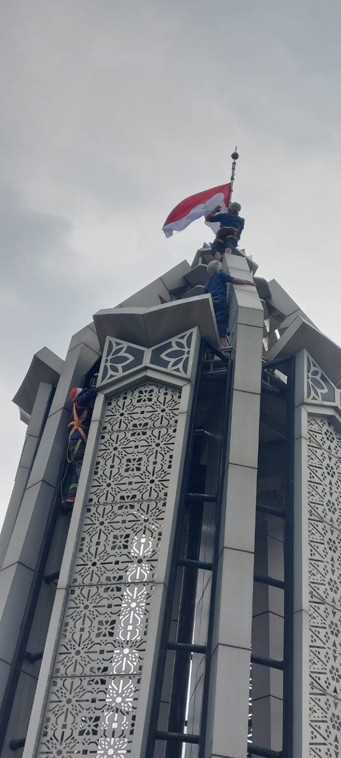 DAMKAR - PASANG BENDERA DI TUGU PAMULANG 01