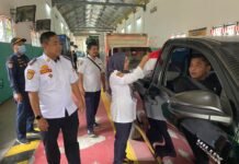 Semarak HUT RI ke-80, Dishub Tangsel Bagikan Ribuan Bendera Merah Putih