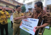 Wali Kota Tangerang Serahkan Klaim Asuransi Pohon Tumbang Senilai Rp. 237,6 Juta