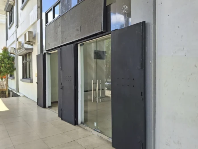 Pintu Kaca Kantor Bupati Pandeglang Diganti Besi, Begini Alasannya