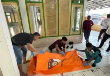 Warga Temukan Pengemis Meninggal di Masjid Terminal Pakupatan Serang, Polisi Lakukan Penyelidikan Warga Temukan Pengemis Meninggal di Masjid Terminal Pakupatan Serang, Polisi Lakukan Penyelidikan