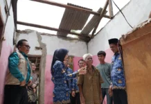 Puluhan Rumah Warga Rusak Diterjang Puting Beliung, Bupati Serang Janjikan Berikan Bantuan Perbaikan Puluhan Rumah Warga Rusak Diterjang Puting Beliung, Bupati Serang Janjikan Berikan Bantuan Perbaikan