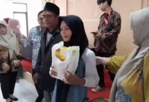 Stimulus Gizi: Pemprov Banten Salurkan Beras dan Susu untuk 1.200 Warga Pandeglang Stimulus Gizi: Pemprov Banten Salurkan Beras dan Susu untuk 1.200 Warga Pandeglang
