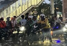 Banyak Pengendara Motor Mogok Gegara Terobos Banjir di Jalan Ciledug Raya Jaksel Banyak Pengendara Motor Mogok Gegara Terobos Banjir di Jalan Ciledug Raya Jaksel