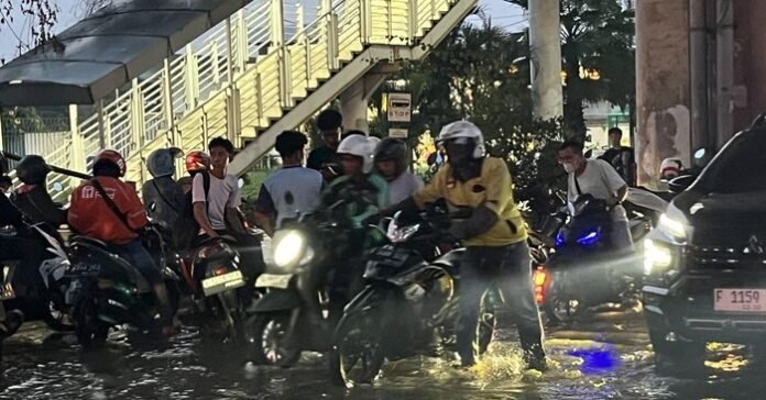 Banyak Pengendara Motor Mogok Gegara Terobos Banjir di Jalan Ciledug Raya Jaksel