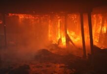 Kerugian Akibat Kebakaran Ruko di Fatmawati Mencapai Rp 1,2 M Jakarta - Kebakaran melanda sejumlah ruko di Jalan RS Fatmawati Raya, Cilandak, Jakarta Selatan (Jaksel). Suku Dinas Penanggulangan Kebakaran dan Penyelamatan (Gulkarmat) Jaksel mengatakan kerugian akibat kebakaran melanda pusat jajanan atau food court ditaksir mencapai Rp 1,2 miliar.