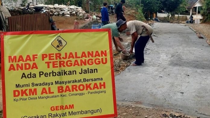 Janji Tak Kunjung Terwujud, Warga Pandeglang Gotong Royong Perbaiki Jalan Secara Swadaya