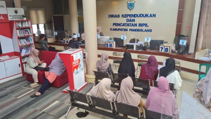 Disdukcapil Jemput Bola, Kejar Ribuan Warga Pandeglang yang Belum Rekam KTP