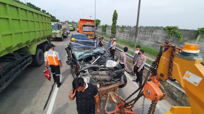 3d644a41-190b-4110-a4e4-498c7b54ef5a Tragedi di Exit Tol Cilegon Timur: Xpander Ringsek, Sopir Truk Akui Rem Blong
