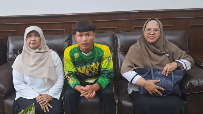 68ef6d6b46c9e-pertemuan-guru-dan-murid-sman-1-cimarga_banten Buntut Insiden Tampar Siswa Merokok, Guru dan Murid SMAN 1 Cimarga Akhiri Kisruh dengan Damai