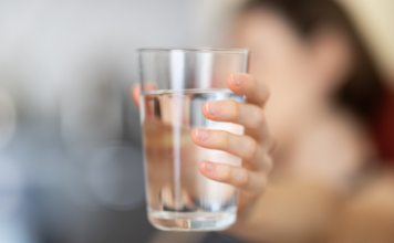 Tak Perlu Takut, Seperti Ini Cara Minum Air Saat Makan agar Tak Ganggu Pencernaan Tak Perlu Takut, Seperti Ini Cara Minum Air Saat Makan agar Tak Ganggu Pencernaan