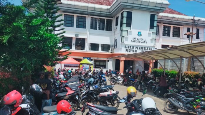 Warga Pandeglang Padati Samsat di Hari Terakhir Pemutihan Pajak Kendaraan