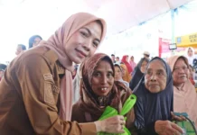 Ratusan Warga Empat Kecamatan Terima Paket Sembako dari Pemkab Serang Ratusan Warga Empat Kecamatan Terima Paket Sembako dari Pemkab Serang
