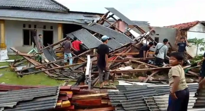 Cuaca Ekstrem di Pandeglang, Puluhan Rumah dan Masjid Rusak Dihantam Puting Beliung