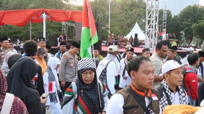 aliansi-pemuda-indonesia-menggelar-aksi-solidaritas-pemuda-indonesia-untuk-palestina-di-monas-dokpolres-metro-jakspus-1760235586110_169 Polisi Kerahkan 1.722 Personel Kawal Aksi Bela Palestina di Monas