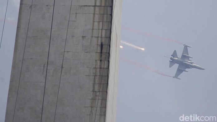 atraksi-udara-hut-tni-ke-80-meriahkan-langit-jakarta-1759642041189_169 Saat Langit Jadi Panggung: Jupiter Aerobatic Team Suguhkan Aksi Spektakuler di HUT TNI