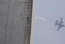 Saat Langit Jadi Panggung: Jupiter Aerobatic Team Suguhkan Aksi Spektakuler di HUT TNI Saat Langit Jadi Panggung: Jupiter Aerobatic Team Suguhkan Aksi Spektakuler di HUT TNI