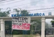 Viral Kasus Kepsek SMAN Cimarga: Disiplin Siswa Berakhir di Polisi, 630 Murid Mogok Sekolah Viral Kasus Kepsek SMAN Cimarga: Disiplin Siswa Berakhir di Polisi, 630 Murid Mogok Sekolah