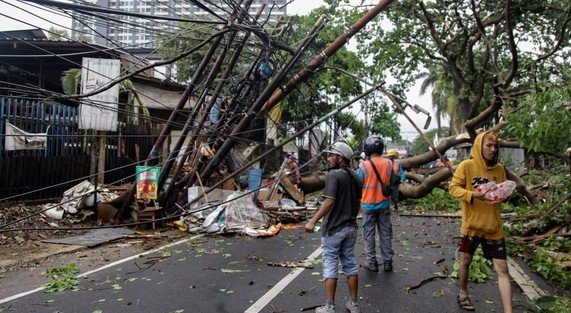 pohon-tumbang-di-jombang-tangsel-imbas-hujan-angin-1759824803844_169 Cuaca Ekstrem Terjang Tangsel, BMKG Ungkap Fenomena Alam di Balik Pohon dan Reklame Bertumbangan