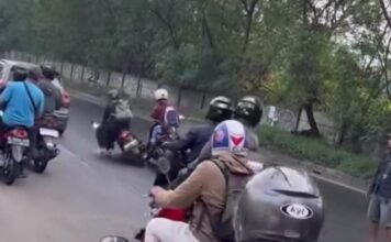 Petaka Truk Minyak Tumpah di Jalan Cacing Jaktim, Pemotor Satu per Satu Tergelincir Petaka Truk Minyak Tumpah di Jalan Cacing Jaktim, Pemotor Satu per Satu Tergelincir