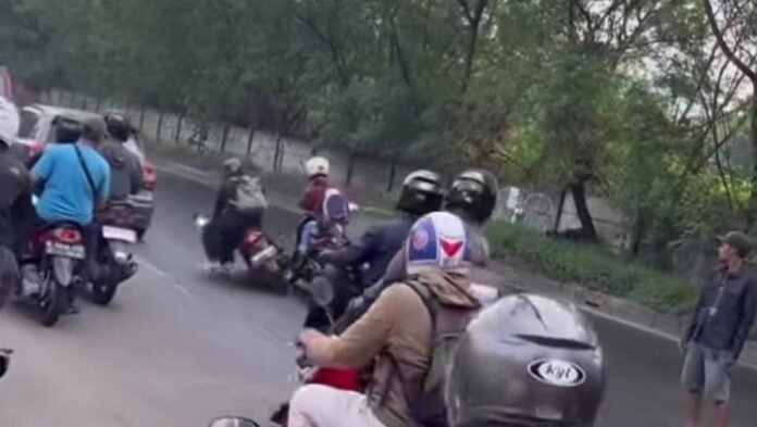 Petaka Truk Minyak Tumpah di Jalan Cacing Jaktim, Pemotor Satu per Satu Tergelincir