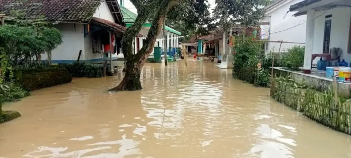 Banjir Meluas di Kabupaten Pandeglang, Aktivitas Warga Terganggu Karena Luapan Sungai