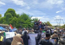 Protes Memuncak, Warga Serang Segel Simpang Bojonegara dan Tuntut Penertiban Truk Tambang Protes Memuncak, Warga Serang Segel Simpang Bojonegara dan Tuntut Penertiban Truk Tambang