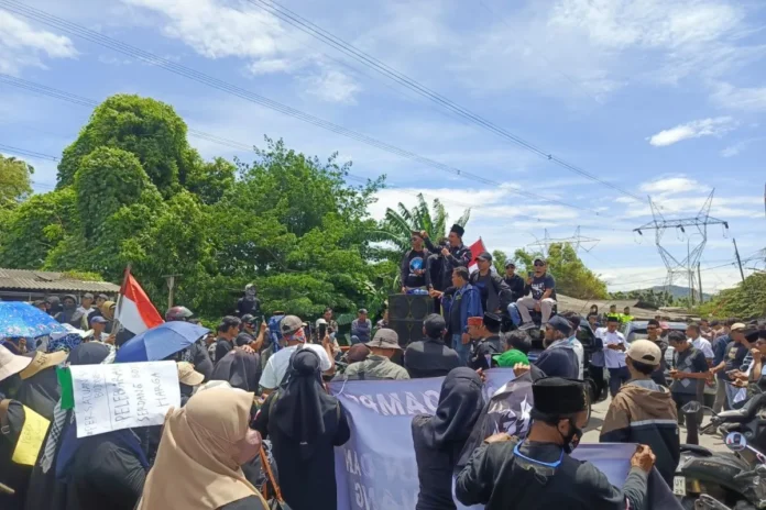 Protes Memuncak, Warga Serang Segel Simpang Bojonegara dan Tuntut Penertiban Truk Tambang