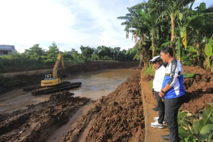 Cegah Banjir, Pemkot Tangerang dan Warga Bergerak Bersihkan Kali Angke
