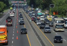 Urai Kemacetan Nataru, Contraflow Mulai Diterapkan di Tol Jakarta-Cikampek Urai Kemacetan Nataru, Contraflow Mulai Diterapkan di Tol Jakarta-Cikampek