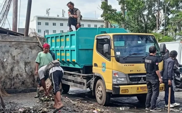 Penanganan Intensif DLH Tangsel, Sampah di Sekitar Pasar Cimanggis Mulai Terangkut