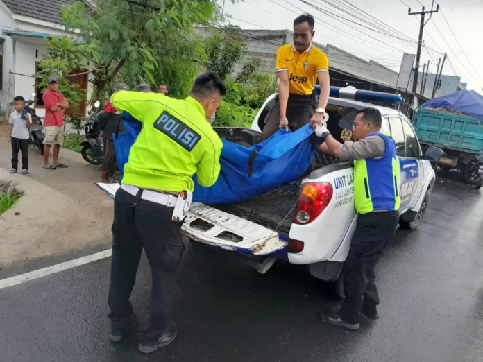 Diduga Kurang Konsentrasi, Pengendara Motor Tewas Usai Tabrak Truk Mogok di Jalan Pontang