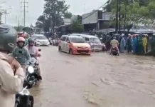 Genangan Air Setinggi 60 CM Lumpuhkan Akses Jalan Raya Anyer di Ciwandan Genangan Air Setinggi 60 CM Lumpuhkan Akses Jalan Raya Anyer di Ciwandan