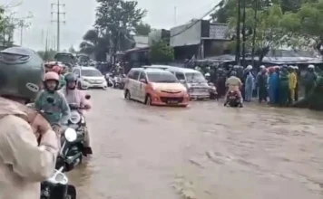 Genangan Air Setinggi 60 CM Lumpuhkan Akses Jalan Raya Anyer di Ciwandan Genangan Air Setinggi 60 CM Lumpuhkan Akses Jalan Raya Anyer di Ciwandan