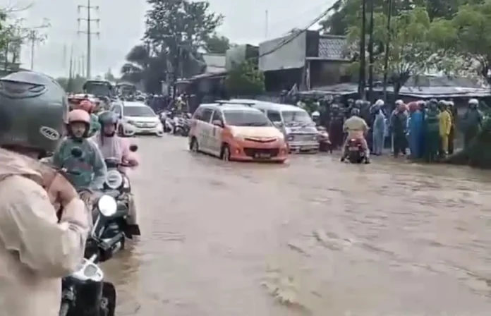 Genangan Air Setinggi 60 CM Lumpuhkan Akses Jalan Raya Anyer di Ciwandan