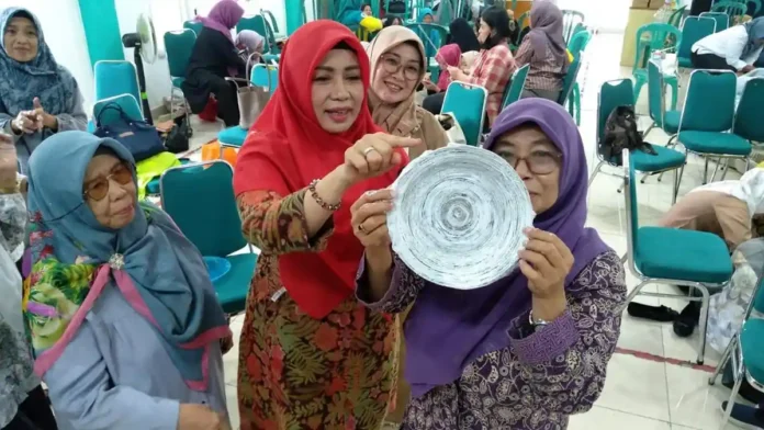 Pelatihan-daur-ulang-sampah-di-Tangsel Tangsel Gencarkan Edukasi Pengolahan Sampah Rumah Tangga Demi Kurangi Beban TPA