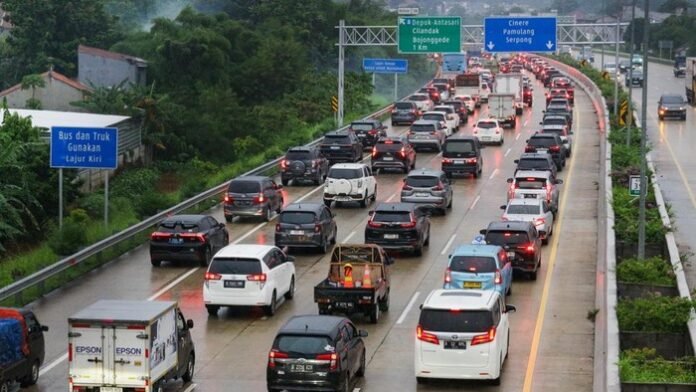 diguyur-hujan-arus-kendaraan-di-tol-cinerejagorawi-padat-merayap-1764851285965_169 Puncak Mudik Nataru Dimulai, Jutaan Kendaraan Mulai Tinggalkan Jakarta Hari Ini