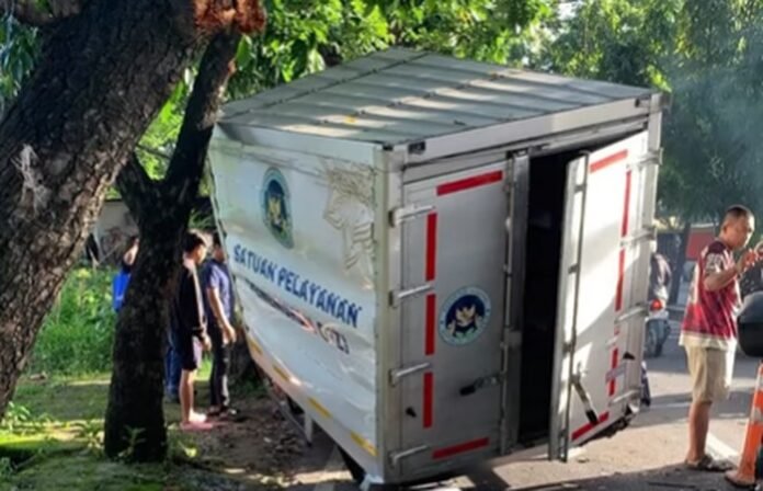 Insiden Mobil MBG di Depok, Boks Terpisah dari Rangka Setelah Tersangkut Pohon